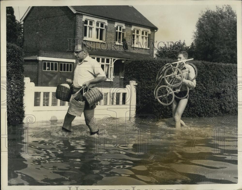 1958 Press Photo People Paddling Through The Flooded Streets Of Wickford - Historic Images