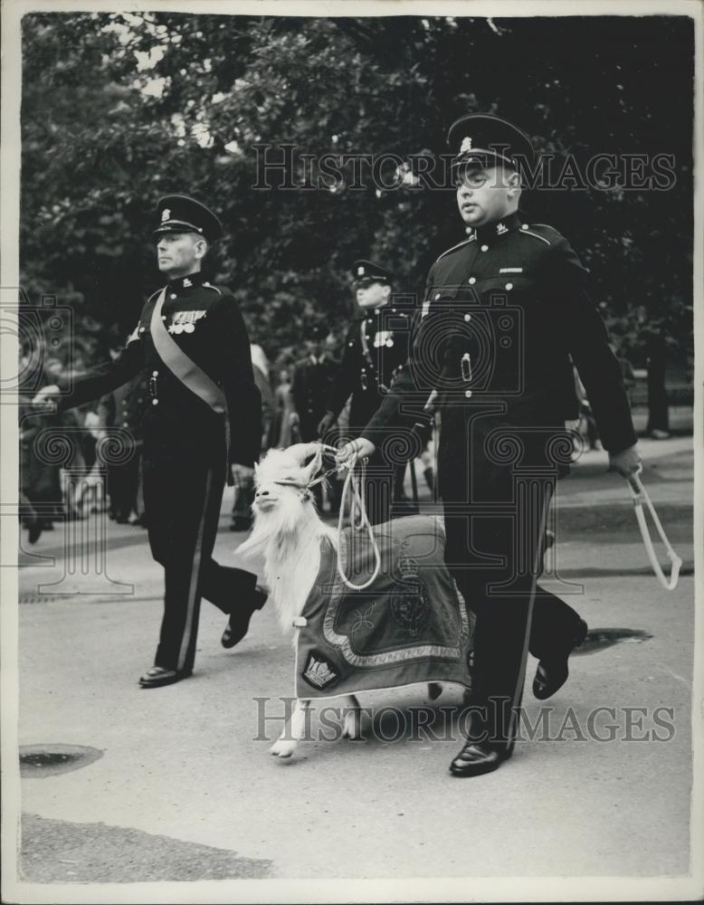 1954 Press Photo Goat Major Tullet Handing Over Ceremony London Zoo Taffy - Historic Images