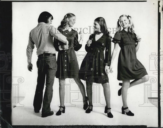 Press Photo Girls Dancing and having a good time - Historic Images
