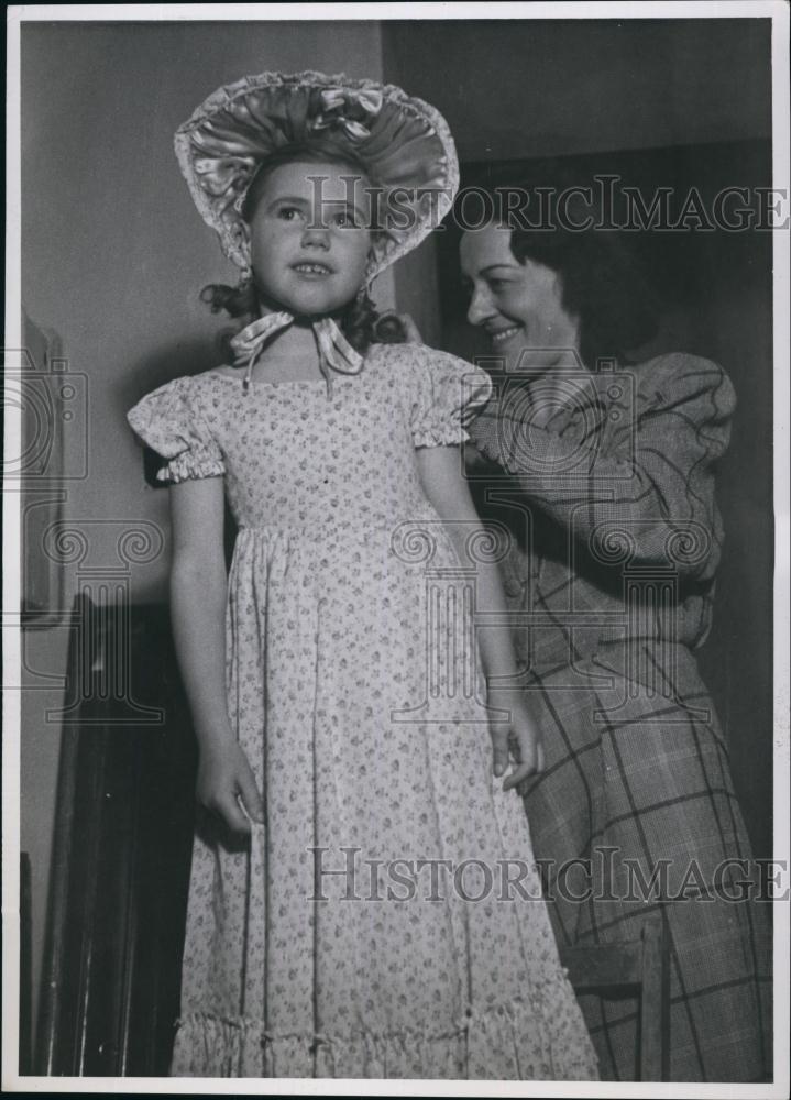 Press Photo Girl In Dress With Bonnet - Historic Images