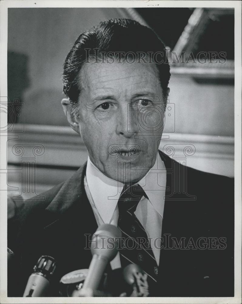 1982 Press Photo Casper Weinberger U.S. Secretary Defense New York Conference - Historic Images