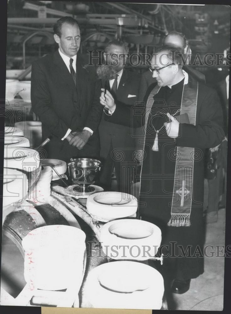 1960 Press Photo Phillip Rosenthal at porcelain factory - Historic Images