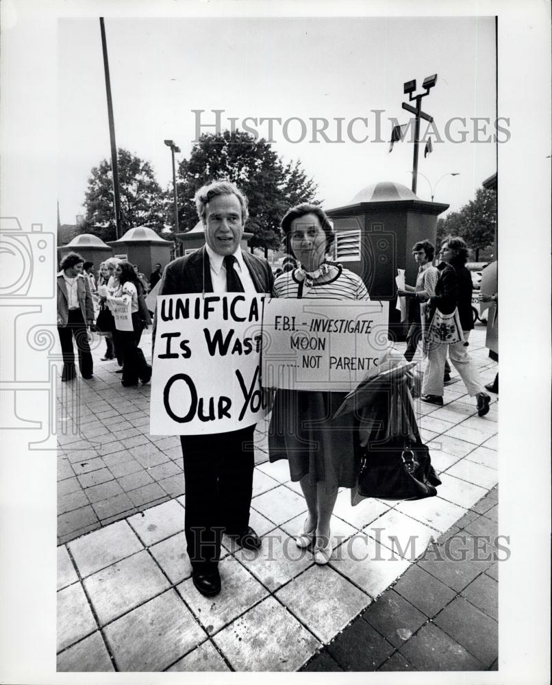 1976 Press Photo George W. Swope with his wife Winefred protest - Historic Images