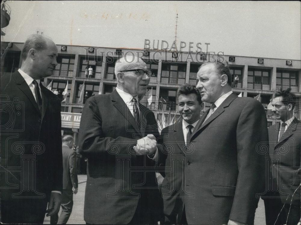 1968 Press Photo at the airport in poland Pal Losoncei & W. Gomunka - Historic Images