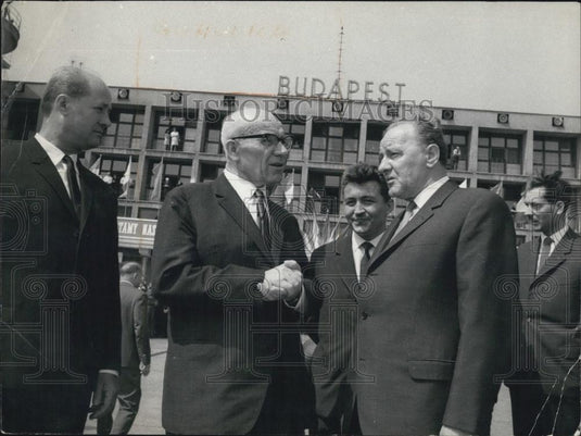 1968 Press Photo at the airport in poland Pal Losoncei & W. Gomunka - Historic Images