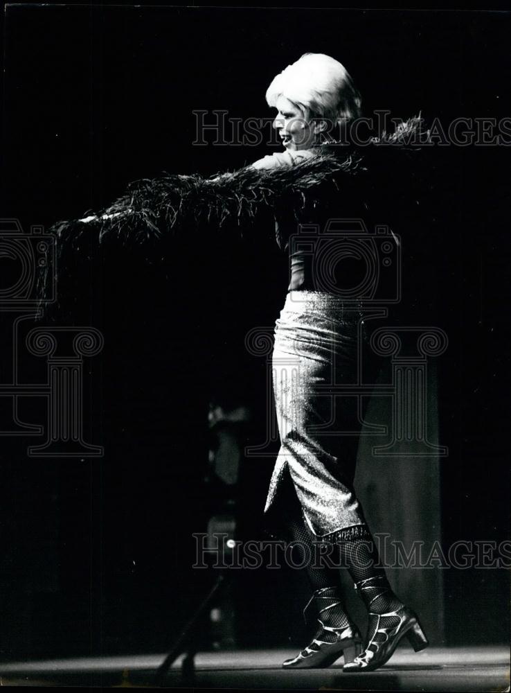 Press Photo Actress Melina Mercouri Performing On Stage - Historic Images