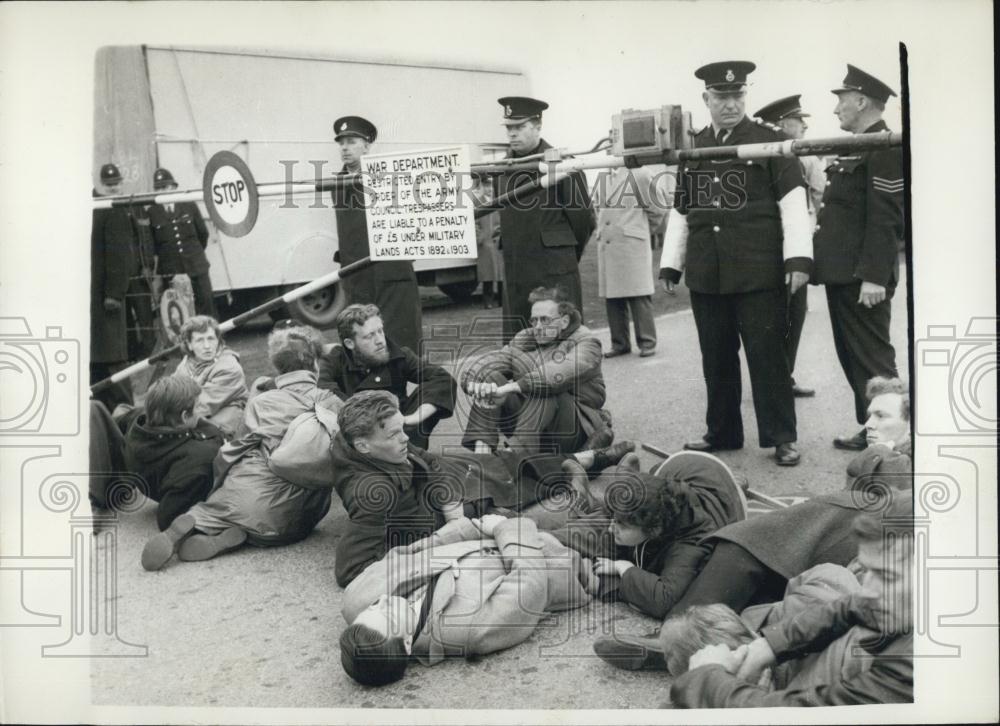 1960 Press Photo Violent anti-Nuclear weapons demonstration - Historic Images