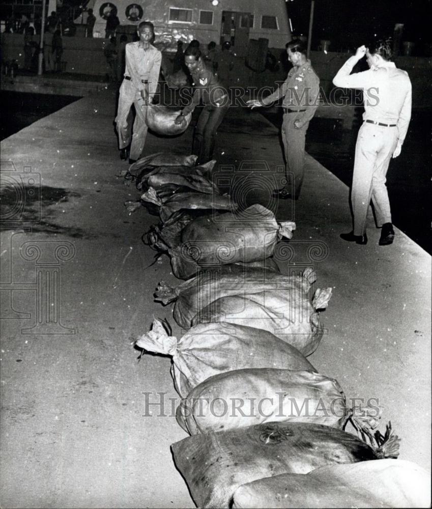 Press Photo heroin being unloaded after being seized in the Gulf of Thailand - Historic Images