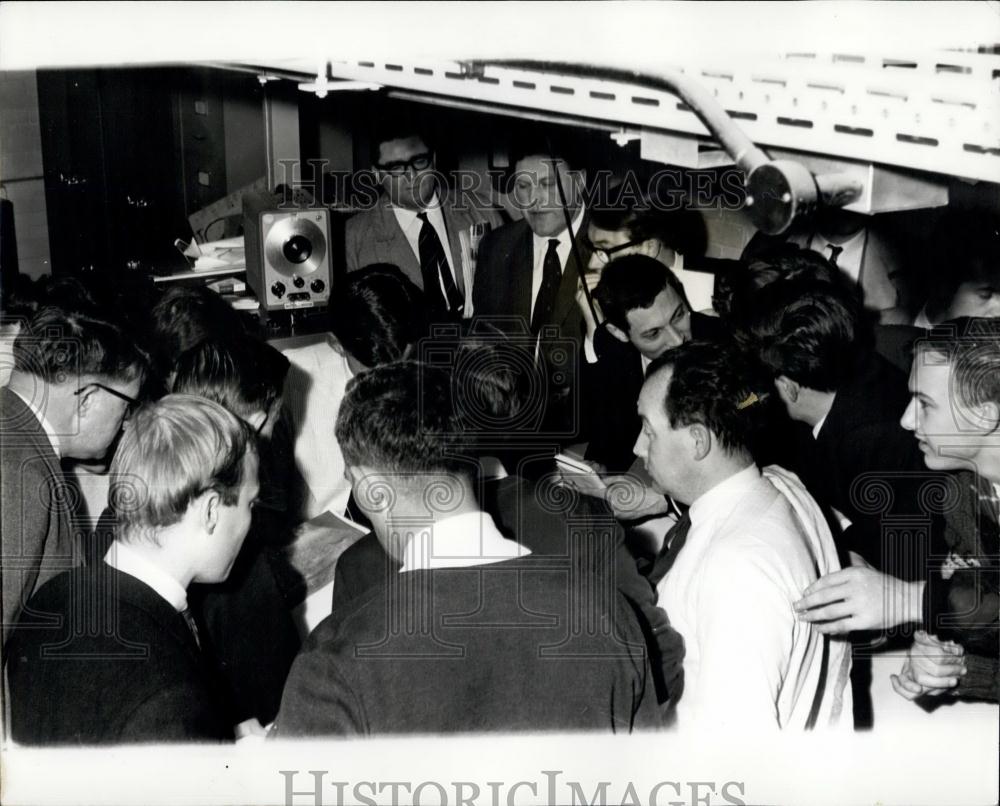 Press Photo General Scene Jodrell Bank Staff Newspapermen First Moon Photographs - Historic Images