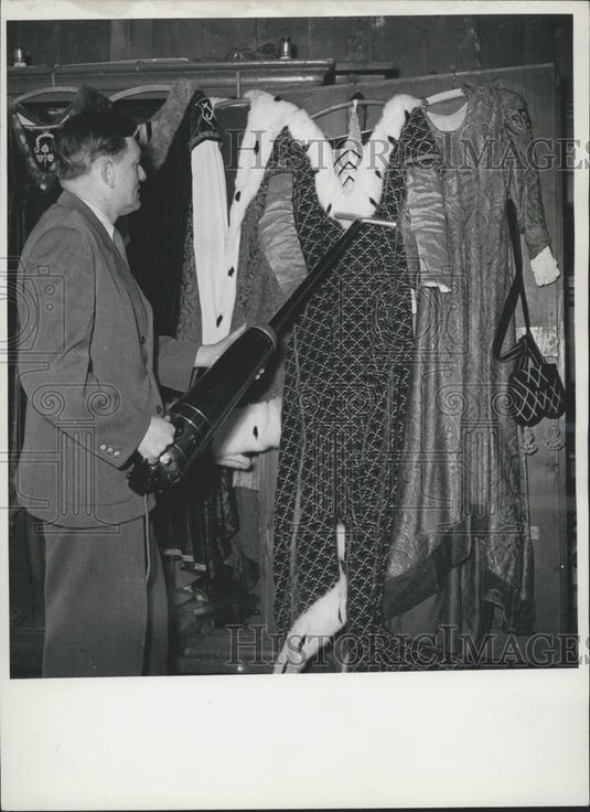 Press Photo administrator of the Landshut properties to care for thousand histor - Historic Images
