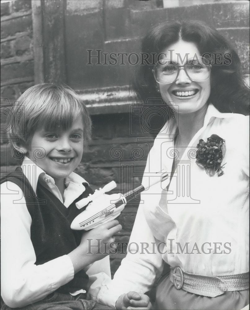 1980 Press Photo Gayle Hunnicut son Nolan The Martian chronicles - Historic Images