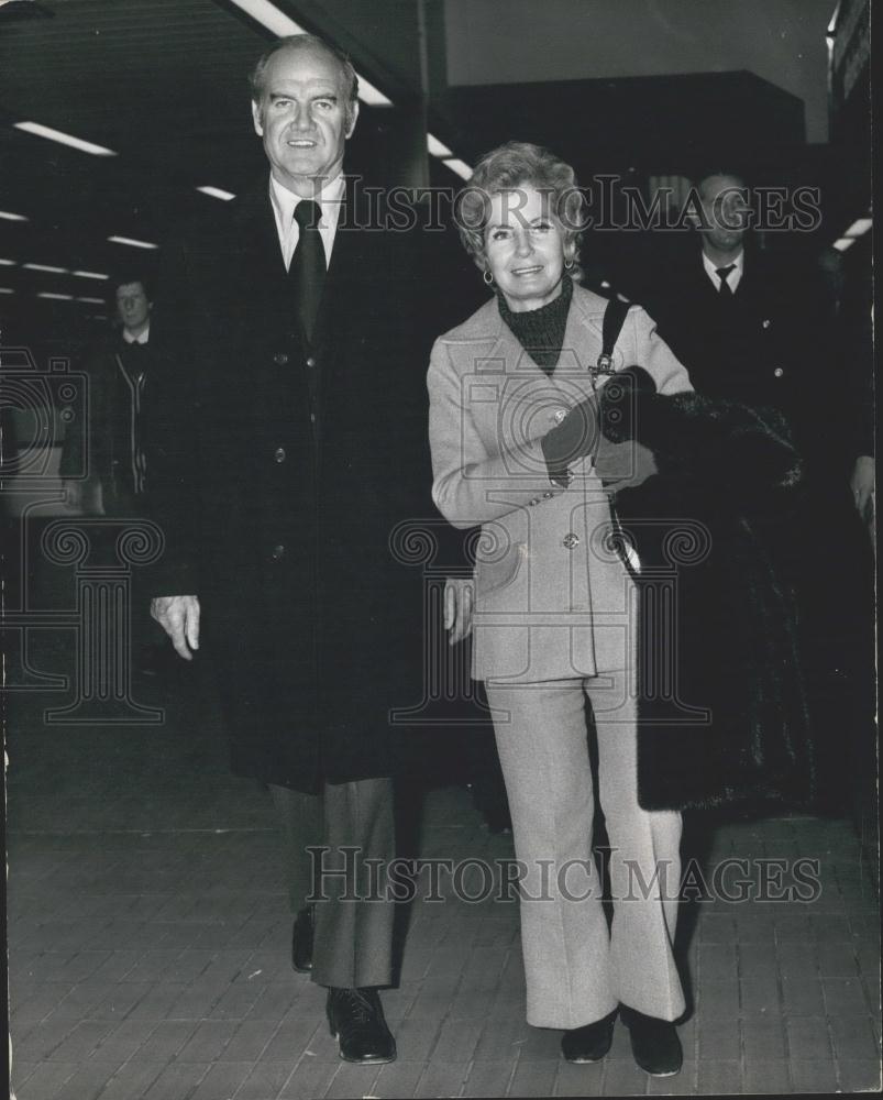 1973 Press Photo Senator George MCGovern, Wife, London Airport - Historic Images