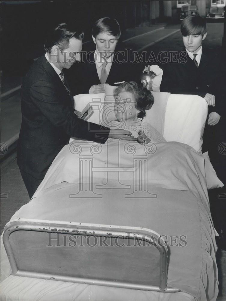 Press Photo Editor Doris Page, a Polio victim, and the Queen - Historic Images