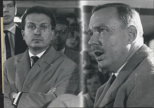 1946 Press Photo Manager of Directors Hans Deltev Becker Address Journalists - Historic Images