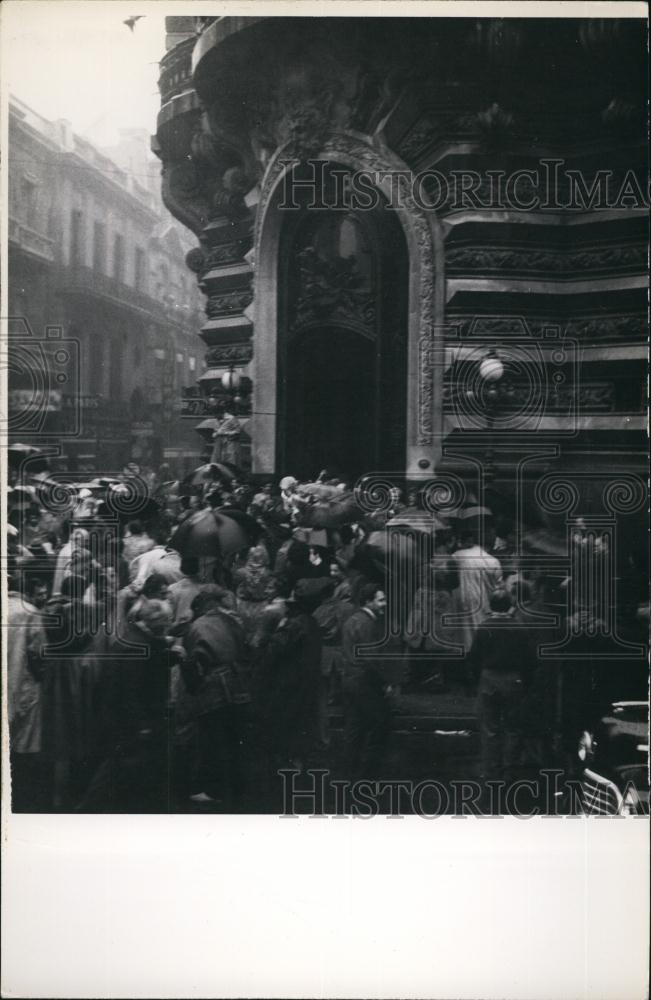 Press Photo Crowd of People In Front of Building - Historic Images