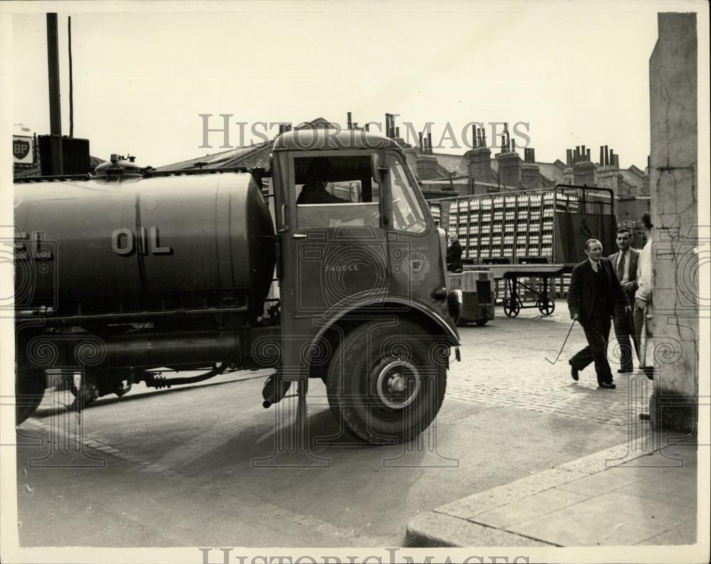 1953 Press Photo Troops take over Petrol Deliveries during strike - Historic Images