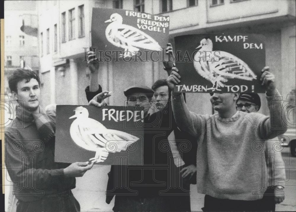 1962 Press Photo Students demonstration against pigeon-death - Historic Images