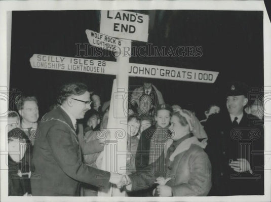 1960 Press Photo Dr. Babara Moore at Land's Ends Completing 1,000 Mile March - Historic Images
