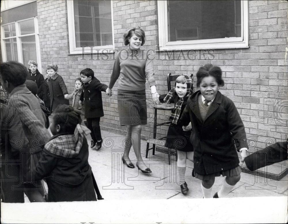 Press Photo Immigrants Attend British School - Historic Images