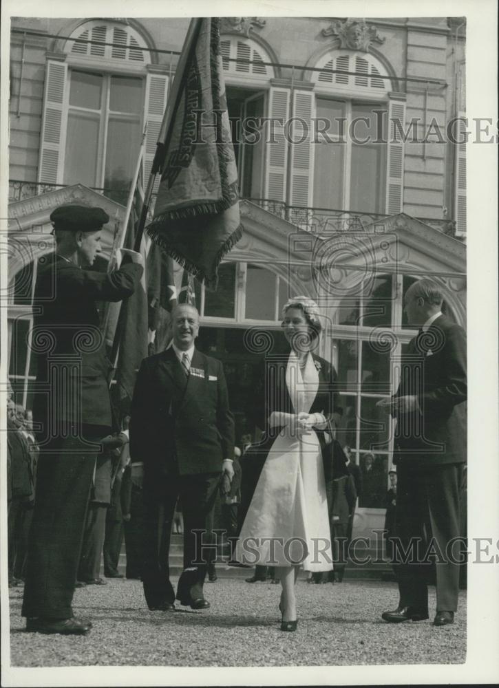 1957 Press Photo Queen inspects British legion - Historic Images