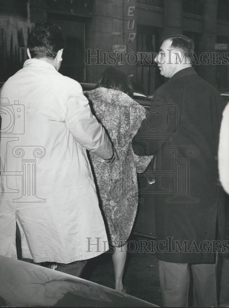 1964 Press Photo Woman in police custody fro throwing eggs at Congo PM - Historic Images