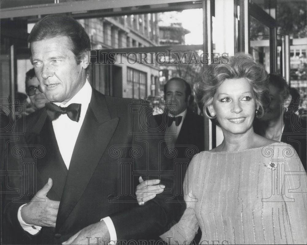 1980 Press Photo The Sea Wolf Premiere Attendees Roger Moore With Wife Louise - Historic Images