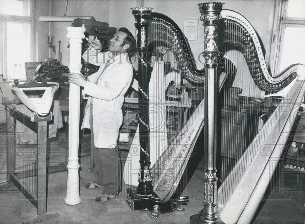 Press Photo Max Horngacher making harps in Bavaria - Historic Images