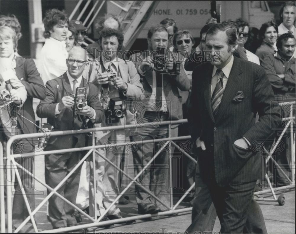 1975 Press Photo John Stonehouse Runaway MP Passes Photographers London Airport - Historic Images