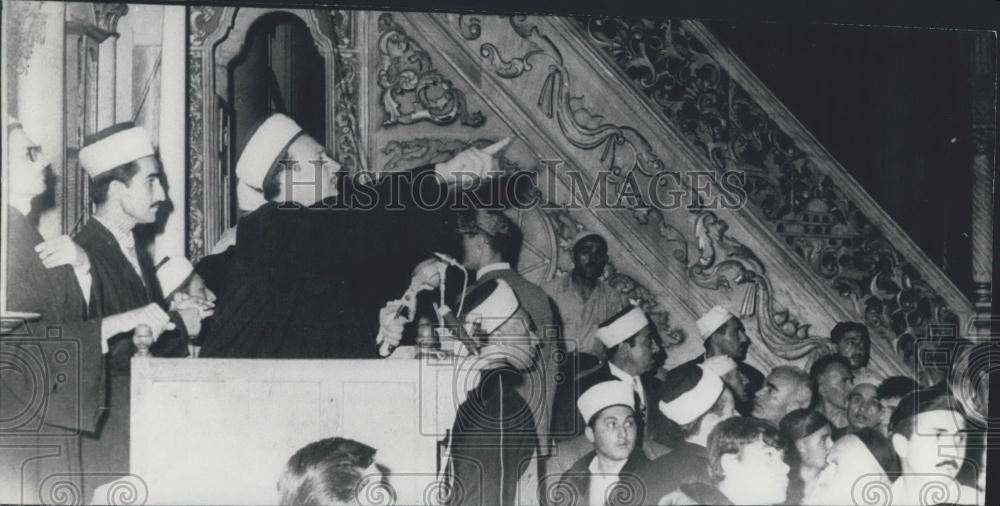 1968 Press Photo Moslem &#39;&#39;imams&#39;&#39; urging people in Hisar Mosque to keep their ca - Historic Images