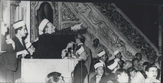 1968 Press Photo Moslem ''imams'' urging people in Hisar Mosque to keep their ca - Historic Images