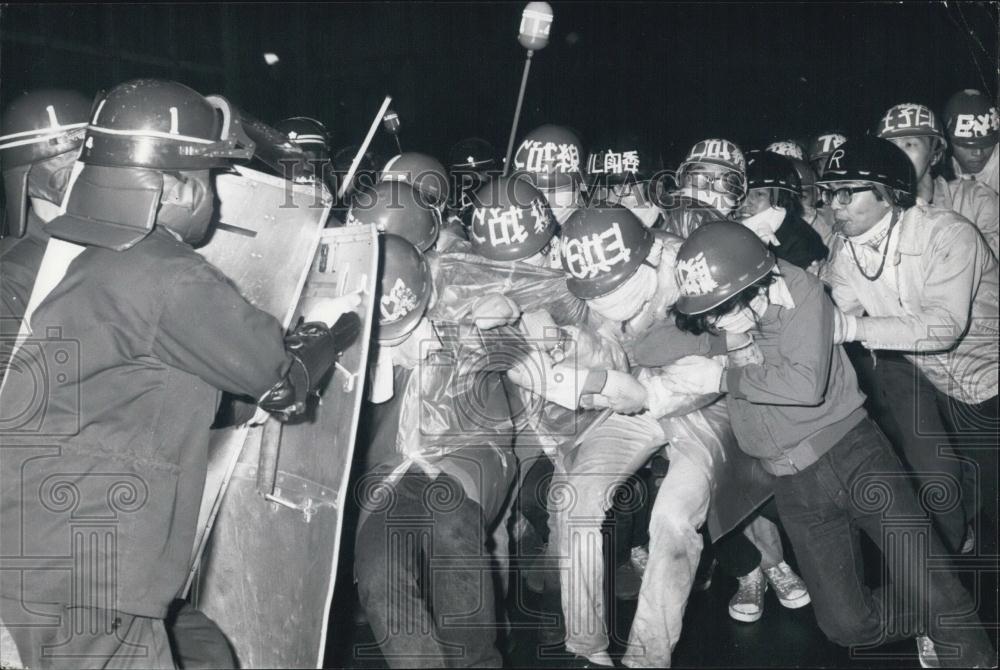 1971 Press Photo Students use &quot;bulldozer&quot; tactics &amp; riot police - Historic Images