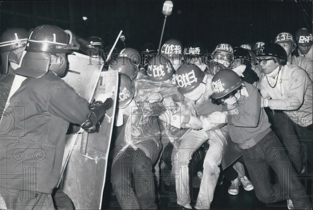 1971 Press Photo Students use "bulldozer" tactics & riot police - Historic Images