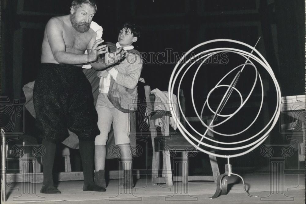 Press Photo Actor George Wilson in play "Life of Galilee" - Historic Images