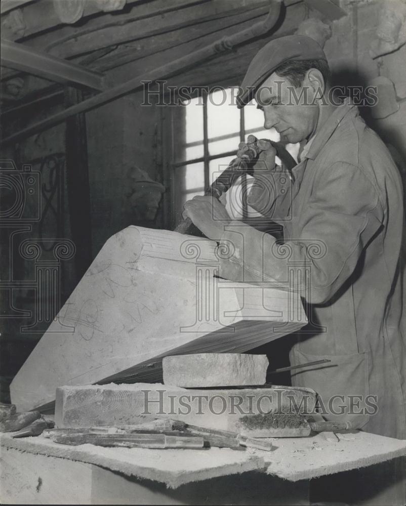 1963 Press Photo Ronald James at Work.Mending Lincoln Cathedral - Historic Images