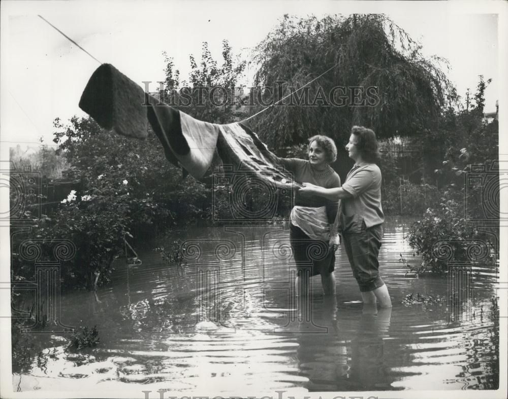 1958 Press Photo Mrs. J. Johnson &amp; A Neighbour Hang Out Carpets To Dry In Essex - Historic Images