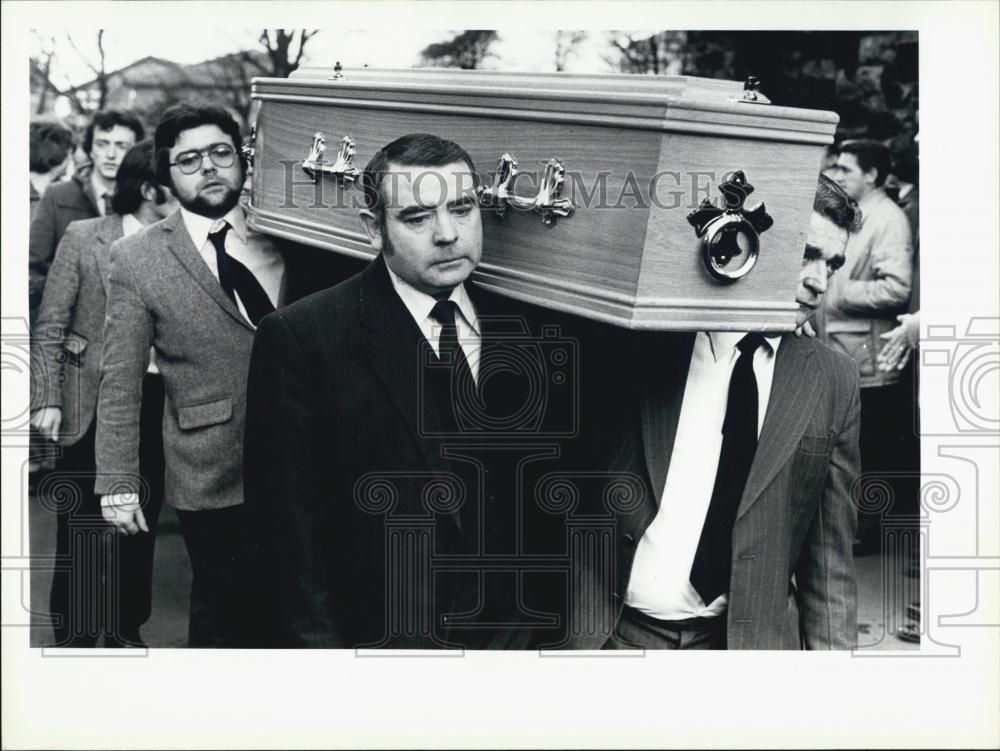 Press Photo Thomas M Willy Funeral Father &amp; Brother Serve as Pallbearers - Historic Images