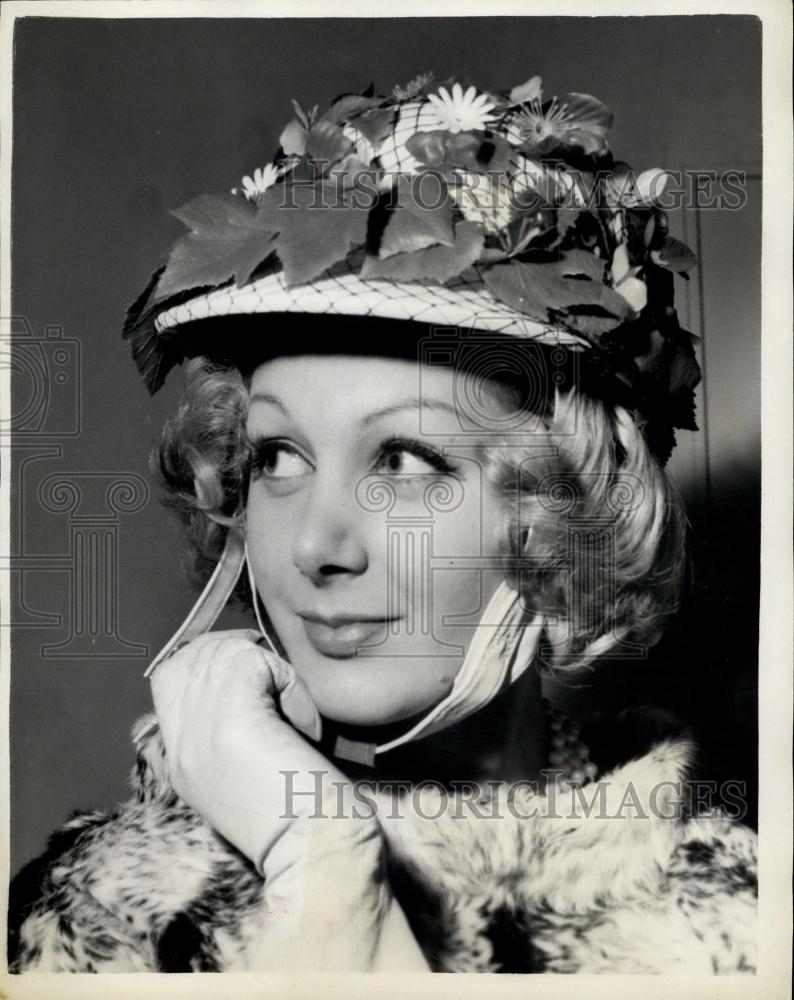 Press Photo Doray Swan of Dolphin Square - models a unique crash helmet - Historic Images