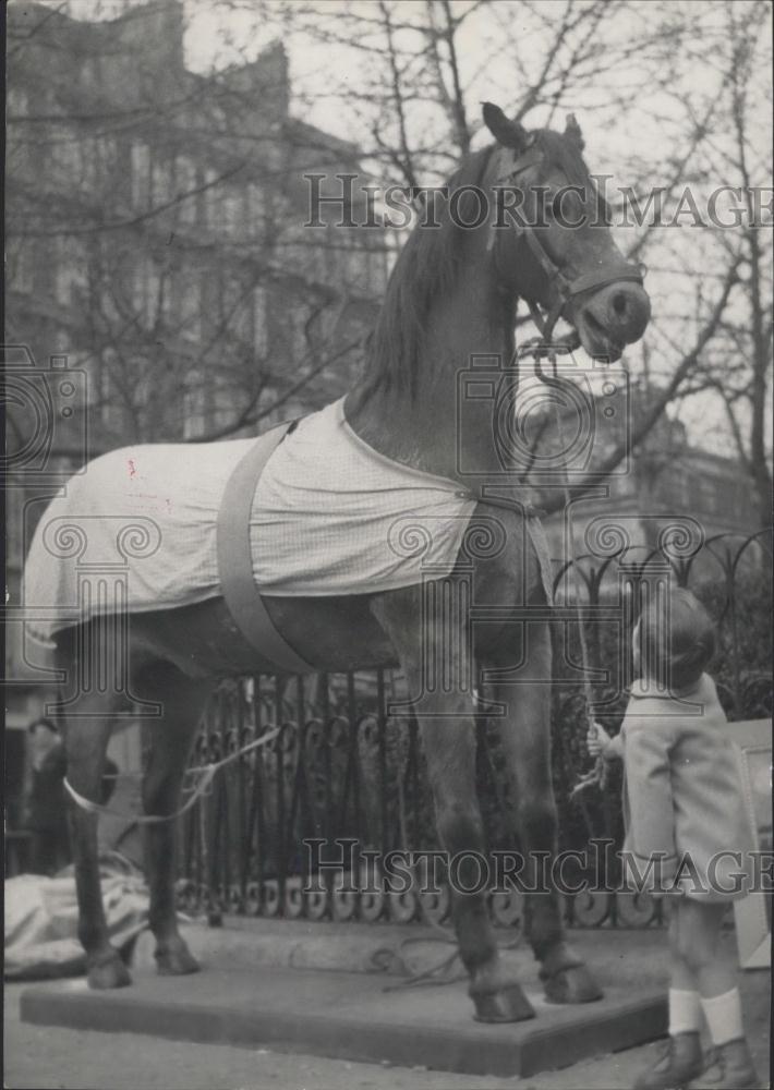 1953 Press Photo A Young Parisian Admiring A Life Size Horse - Historic Images