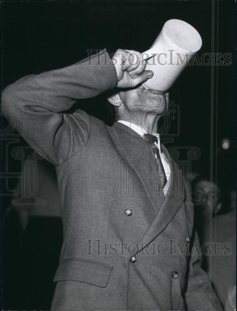 Press Photo Man Drinking - Historic Images