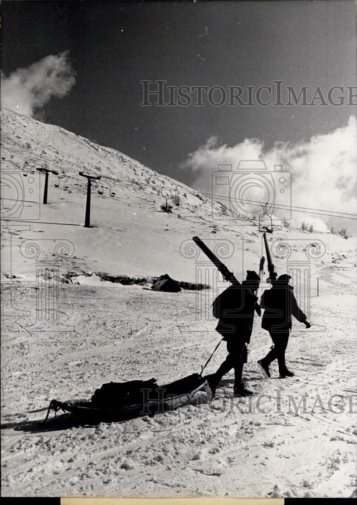 1964 Press Photo Rescuers at Air crash near Innsbruck - Historic Images