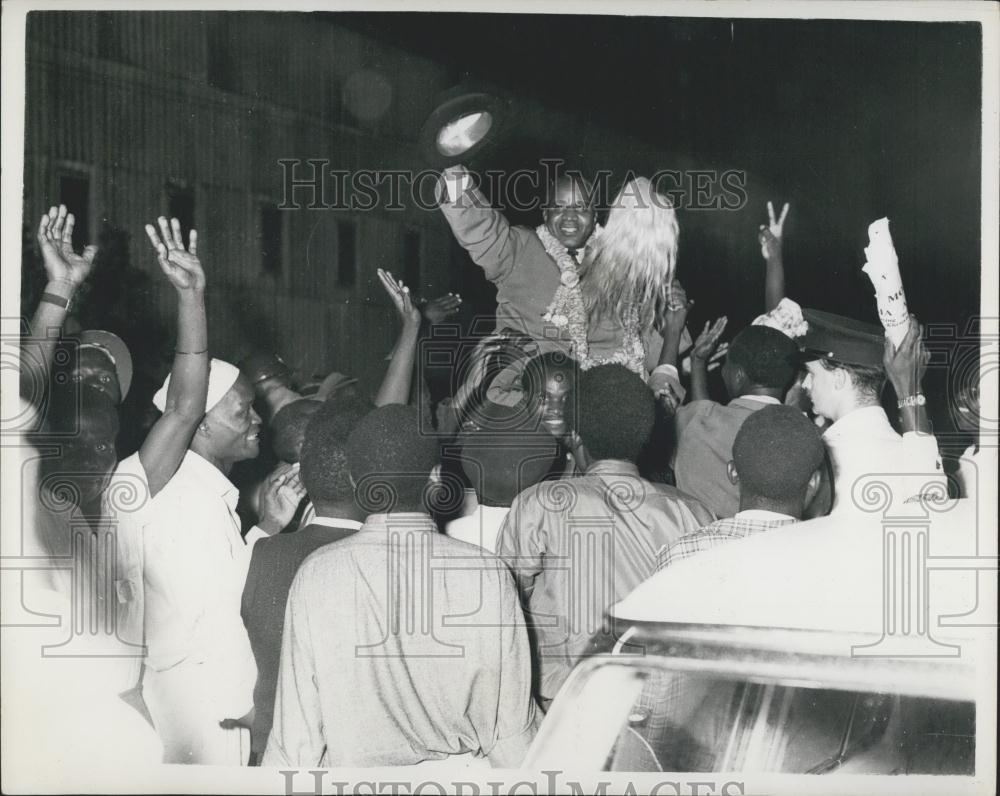 1960 Press Photo Dr. Hasting Banda gets a great welcome on arrival in Mombasa - Historic Images