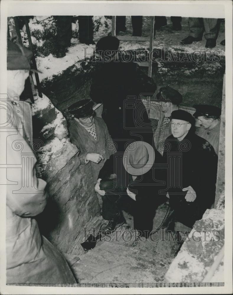 1953 Press Photo Dr. Viggo Starkcea at tomb investigating death - Historic Images