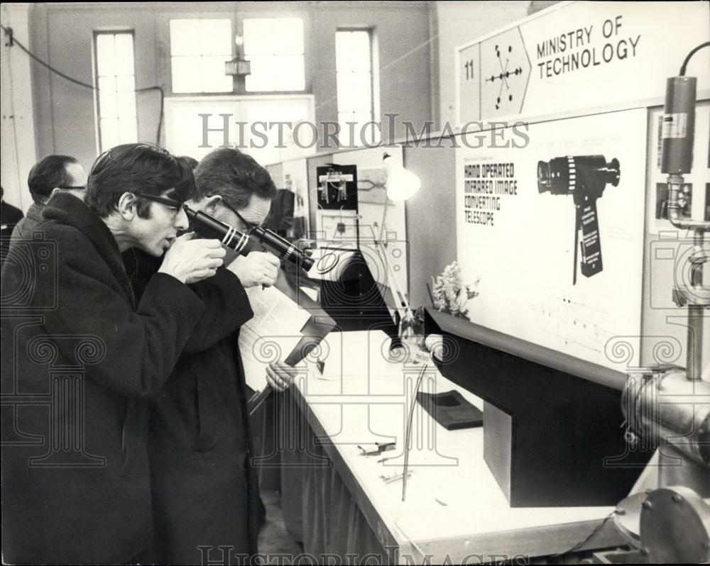 1969 Press Photo Physics Exhibition Alexandra Palace Visitors At Display - Historic Images