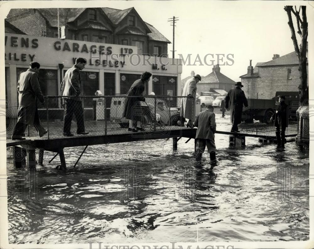 1959 Press Photo People Walk As Streets Are Flooded From River Thames - Historic Images