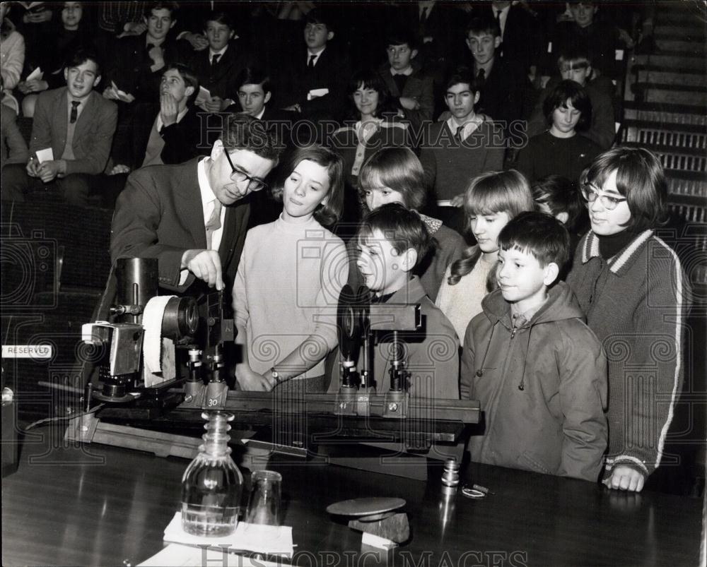 1965 Press Photo Christmas Lectures At Royal Institution Dr A. Hewish - Historic Images