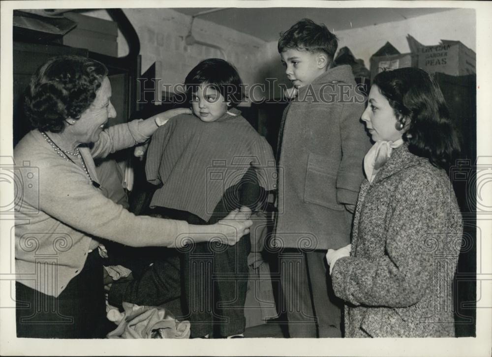 1957 Press Photo Dorothy Goodwin Ex-Refugee Egyptian Aid Society Regent's Park - Historic Images
