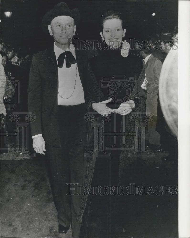 Press Photo Yul Brynner and his wife at the Paris Lido - Historic Images