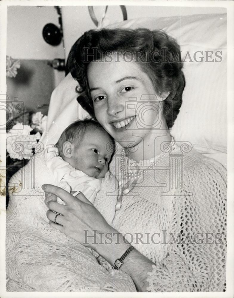 1955 Press Photo Lady Primrose seen with her baby daughter - Historic Images