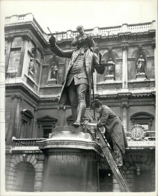 1960 Press Photo Member of the R.A staff giving Statue Of President Gees a wash - Historic Images