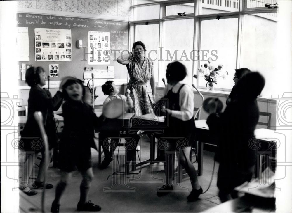 Press Photo Teacher Mrs. Dorothy Marriott and amusic lesson - Historic Images